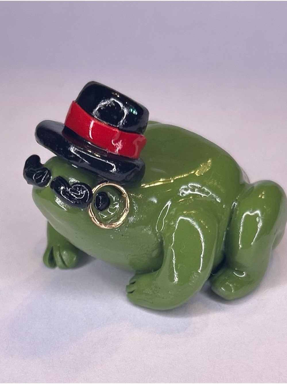 Green Frog Figurine with Black & Red Top Hat - Decorative Pet Accent